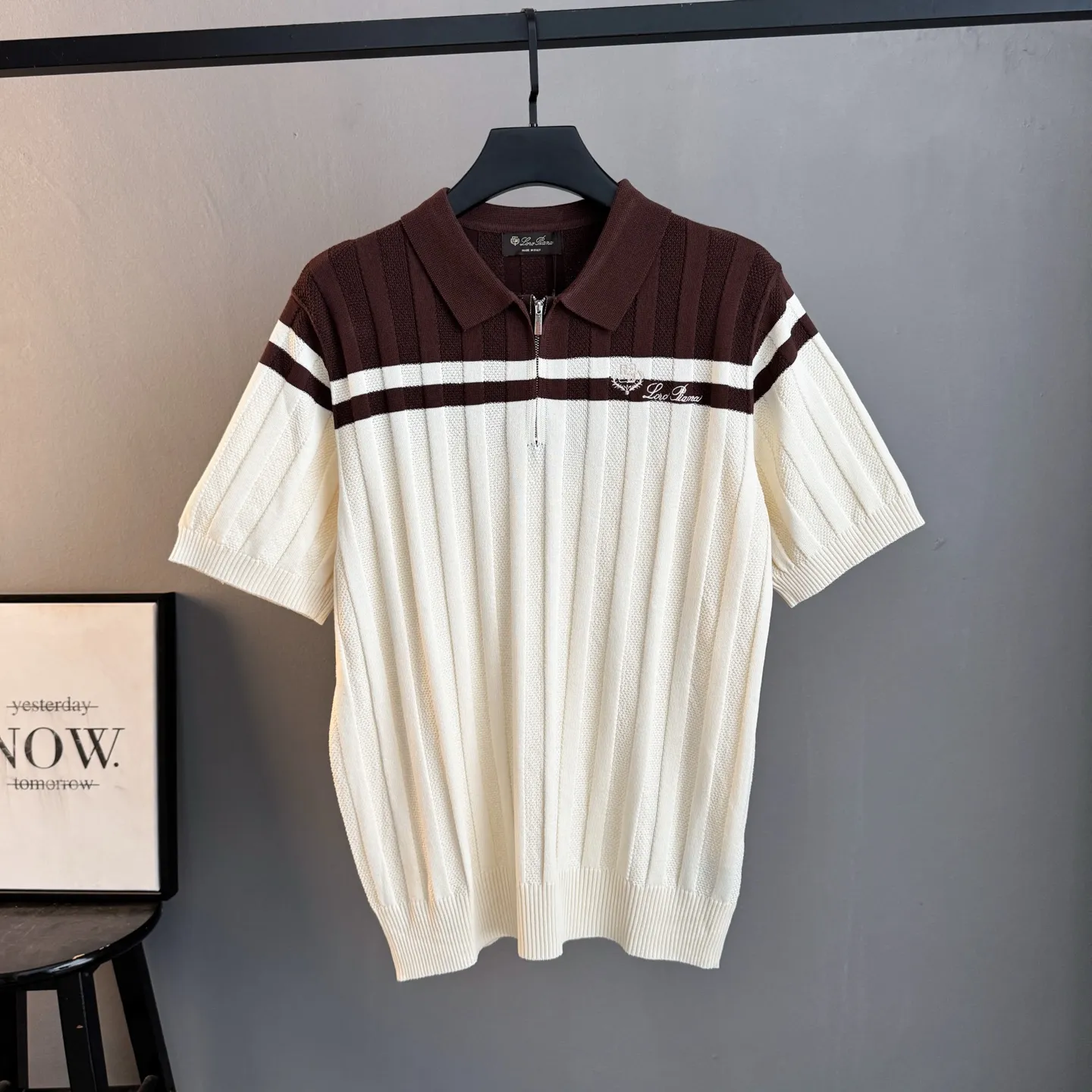 130🀄️ Loro Piana LP 2036 autumn knitted polo collar short sleeves are on sale at the same time. Customized and exclusive pure cotton fabric. Two colors form a striped shirt. Embroidered logo design on the chest. Simple and generous. Versatile. High grade. Perfectly integrated into fashion and style. A top fashionable style that is perfect for outer wear. The whole thing gives people a natural feeling. The ultimate classic Versatile short sleeves. Using the latest three-dimensional logo elements to highlight the concave and convex texture, the ultimate heavy work and the ultimate perfection